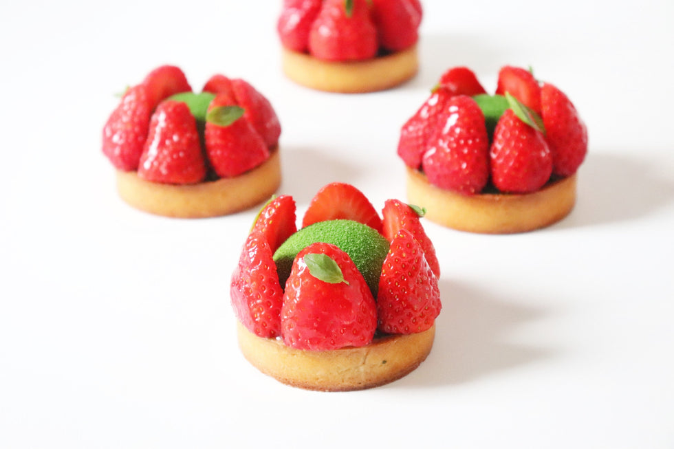 Tartelettes bio aux fraises, matcha et confit basilic roquette