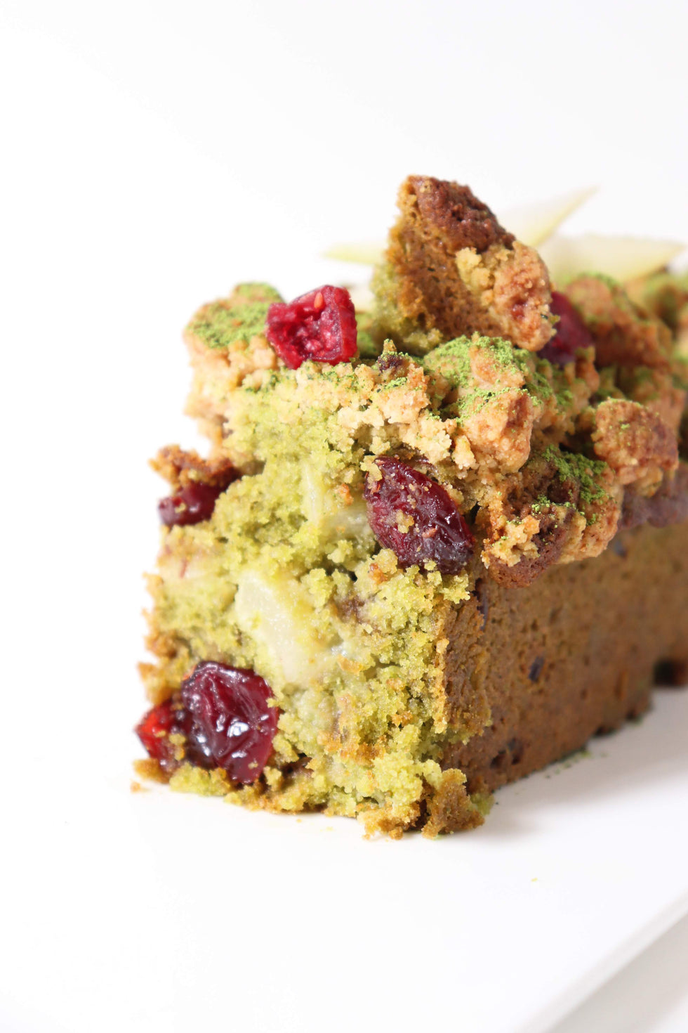 Cake thé vert matcha : crumble cake matcha bio, poire et cranberry