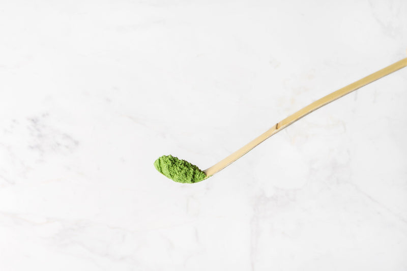 utilisez la cuillère en bambou pour prélever délicatement le matcha