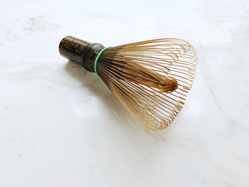 le fouet est en bambou noir et fabriqué à partir d'une seule pièce de bambou taillée à la main